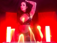 デカ尻, フェラチオ, ブーツ, 茶髪の, 手コキする, 淫乱熟女, タトゥー, オッパイの