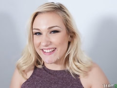 Blonde, Sucer une bite, Éjaculer dans la bouche, Mignonne, Branlette thaïlandaise, Léchez, Dénudage, Nénés