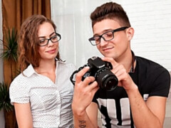 Gros cul, Grosse bite, Sucer une bite, Brunette brune, En levrette, Seins naturels, Adolescente, Nénés