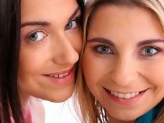 Blonde, Brunette brune, Doigter, Léchez, Masturbation, Chatte, Rasée, Jouets