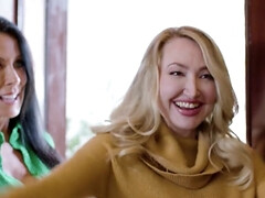 Rubia, Morena, Rostro sentado, Penetracion con dedos, Orgasmo, Coño, Realidad, Madrastra