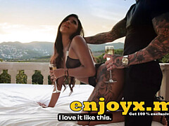 Nana, Sucer une bite, Brunette brune, Couple, En levrette, Hard, Rasée, Tatouage