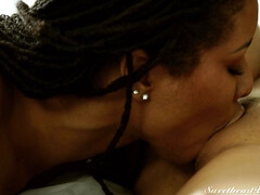 Chambre à dormir, Gros seins, Noire, Brunette brune, Européenne, Lesbienne, Seins naturels, Chatte