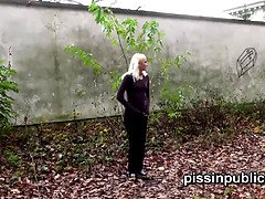 ブロンド, ズームショット, Hd, ジーンズ, 放尿, 公共, 息子, ティーン