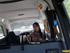 Tussi, Blasen, Braunhaarige, Auto, Dildo, Reiten, Rau, Titten