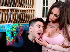 Grosser arsch, Grosse titten, Blasen, Hundestellung, Handjob, Küssen, Lingerie, Milf