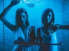 Blonde, Sucer une bite, Éjaculer dans la bouche, En levrette, 2 femmes 1 homme, Masturbation, Maigrichonne, Adolescente