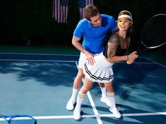 Anal, Sucer une bite, Brunette brune, En levrette, Doigter, Culottes ou slips, Tatouage, Nénés