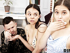 In den arsch, Grosser arsch, Blasen, Hundestellung, Frau frau mann, Natürlichen titten, Jungendliche (18+), Titten