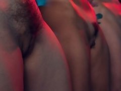 Жопа, Большие сиськи, В клубе, Лесбиянка, Лизание, Мастурбация, Киски, Втроем