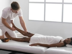 Sucer une bite, Brunette brune, Noir ébène, Branlette thaïlandaise, Interracial, Nue  à poil, Rasée, Nénés