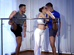 18 jahre, Tschechisch, Hundestellung, Sporthalle, Hd, Lecken, Jungendliche (18+), Flotter dreier