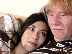 Grote lul, Bruinharig, Sperma shot, Handbeurt, Likken, Geschoren, Strak, Tieten likken