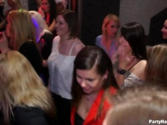 Zwart, Naakte man aangeklede vrouw, Hondjeshouding, Vingeren, Groep, Handbeurt, Hardcore, Feest