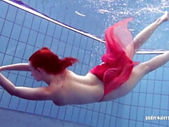 18 ans, Gros cul, Gros seins, Femelle, Piscine, Tatouage, Adolescente, Sous marin