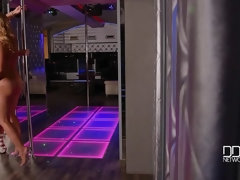 Plantureuse, Tchèque, Embrassement, Chatte, Rasée, Suçant, Tatouage, Vibromasseur