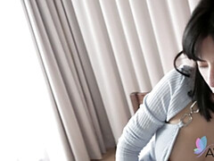 Asiatisch, Schwarz, Handjob, Japanische massage, Küssen, Rasiert, Kurzes haar, Tätowierung