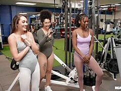 Grosser arsch, Blasen, Hundestellung, Sporthalle, Interrassisch, Natürlichen titten, Jungendliche (18+), Titten