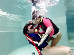 Leie, Braunhaarige, Reif, Natürlichen titten, Zierlich, Pool, Pov, Nass