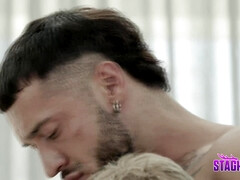 Braunhaarige, Schwanz, Fingern, Würgen, Schwul, Muskel, Piercing, Tätowierung