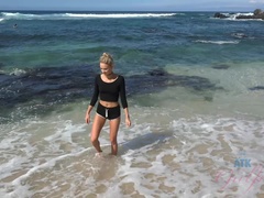 Kont, Strand, Blond, Vriendin, Masturbatie, Dikke tepels, Kut duiken, Geschoren