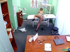 Enthousiasteling, Bedriegen, Lesbisch, Likken, Verpleegster, Kantoor, Russisch, Uniformpje