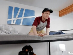 Amateur, Chambre à dormir, Noire, Sucer une bite, Tromperie, Embrassement, Seins naturels, Chatte