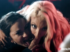 Grosser arsch, Grosser schwanz, Grosse titten, Würgen, Muschi, Dürr, Weibliche ejakulation, Tätowierung