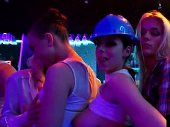 グループ, ハードコア, 公共