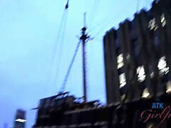 Enthousiasteling, Brits, Bruinharig, Sperma, Lesbisch, Doordringend, Douche, Tieten likken