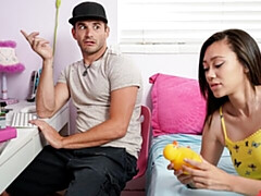 Asiatique, Grosse bite, Éjaculation interne, En levrette, Interracial, Léchez, Chatte, Nénés