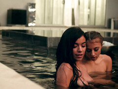 18 años, Linda, Lesbiana, Lamidas, Tetas naturales, Piscina, Adolescente, Apretado