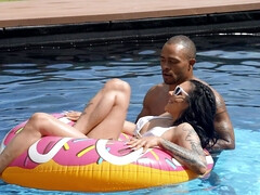 Lécher le cul, Bikini, Queue, Bâillonner, Interracial, Fille latino, De plein air, Piscine