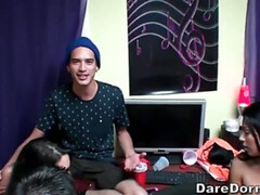 Cul, Lécher le cul, Gros cul, Brunette brune, Groupe, Fille latino, Piercing, Rousse roux