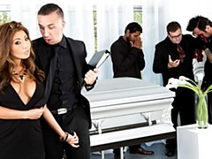 Grosse bite, Gros seins, Sucer une bite, Brunette brune, En levrette, Interracial, Mère que j'aimerais baiser, Bureau