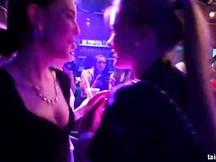 Gros cul, Gros seins, Brunette brune, Dingue, Lesbienne, Orgie, Fête, Nénés