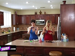 Oudere vrouw, Sperma in mond, Sperma shot, Moeder die ik wil neuken, Kort haar, Stiefmoeder, Taboe, Tiener