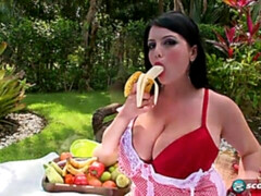 Amateur, Gros seins, Brunette brune, Doigter, Mère que j'aimerais baiser, De plein air, Solo, Dénudage
