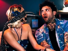 Arsch, Blasen, Braunhaarige, Frau frau mann, Handjob, Party, Tätowierung, Jungendliche (18+)