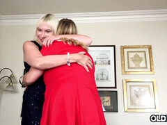 Kinderoppas, Blond, Vingeren, Hd, Lesbisch, Rijpe lesbienne, Moeder die ik wil neuken, Tiener