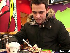 Schönheit, Blasen, Kehlenfick, Handjob, Reif, Milf, Mutti, Stiefmutter