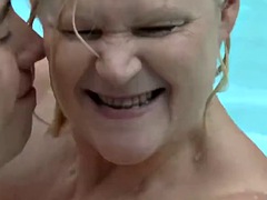 Grosse titten, Blondine, Blasen, Britisch, Geschnappt, Oma, Hardcore, Im freien