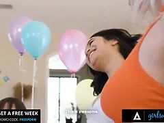 In den arsch, Schwarz, Kehlenfick, Hundestellung, Gruppensex, Hd, Lesbisch, Strapon