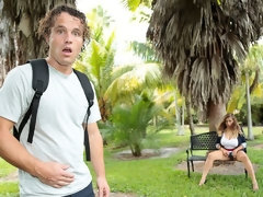Grosser arsch, Grosse titten, Blasen, Geschnappt, Handjob, Milf, Natürlichen titten, Im freien
