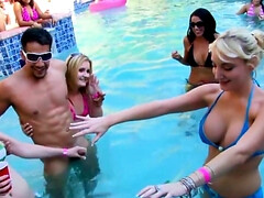 デカ尻, デカチン, デカパイ, ビキニ, 茶髪の, 着衣女と全裸男, オージー, パーティ