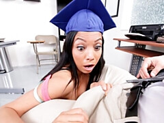 Grosse bite, Gros seins, Sucer une bite, Brunette brune, En levrette, Fille latino, Maigrichonne, Adolescente