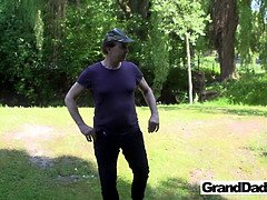 Grosser schwanz, Schwanz, Hundestellung, Grossvater, Handjob, Küssen, Lecken, Im freien