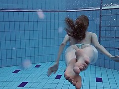 Schönheit, Bikini, Behaart, Pool, Solo, Titten, Unter wasser