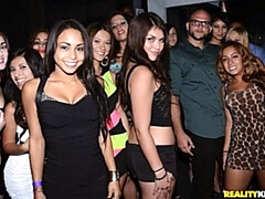 18 ans, Gros cul, Grosse bite, Gros seins, Sucer une bite, Club, Orgie, Maigrichonne