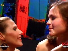 In den arsch, Blasen, Braunhaarige, Viele männer bespritzen eine frau, Schwanz, Aufs gesicht abspritzen, Reif, Milf